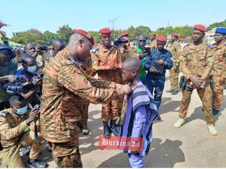 Burkina Faso : Un enfant décoré par les sapeurs pompiers