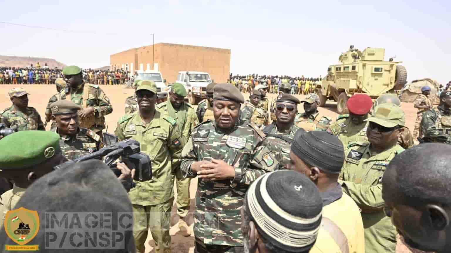 Niger : le chef de l’État est à la rencontre des forces de défense et des populations de Tilabéri