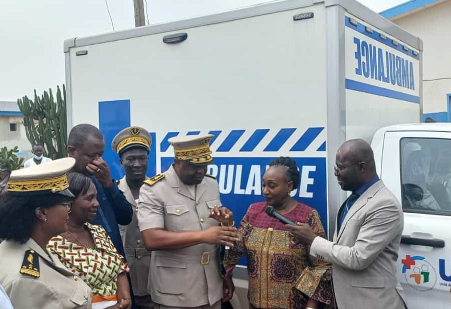 Côte d’Ivoire : Raymonde Goudou, remet  une ambulance médicalisée à l’hôpital général de Daoukro